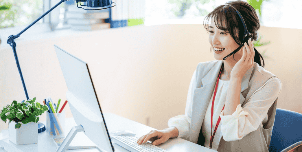 笑顔でお客様応対をする女性オペレータ